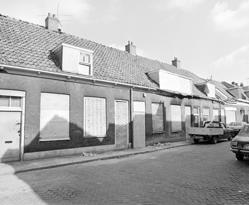 62090 Gezicht op de voorgevels van de dichtgetimmerde huizen 73-85 (links nr. 85) te Utrecht, kort voor de sloop, uit ...